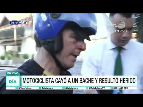 Motociclista cayó a un bache y resultó herido