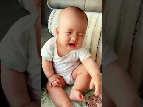 Baby eats scraped apple puree for the first time.. #babyvideos#funnyshorts#babyfunnymoments