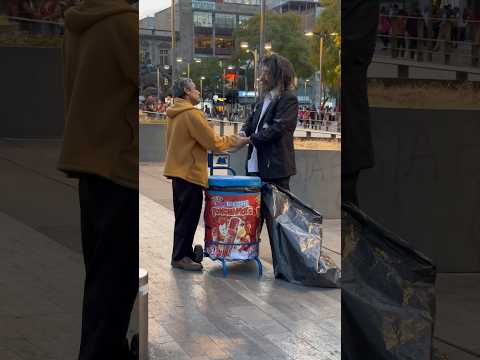 Vagabundo recompensó a este señor que lo trato bien 😭🙏🥰