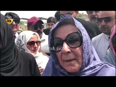 اڈیالہ جیل کے باہر پولیس اور عمران خان کی بہنیں آمنے سامنے۔ شدید گرمی کے باوجود ڈٹ گئی