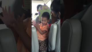 น้องบีมใส่ชุดไทยนั่งรถไปเมืองกาญฯ