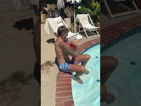Dad tests if baby floats 🤯