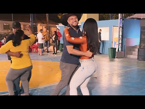 PUXE O FOLE SANFONEIRO, FAZENDO A POEIRA SUBIR NA FESTA DA ROÇA