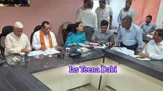 बाड़मेर जिला कलेक्टर टीना डाबी की मीटिंग में शामिल हुई है kai  मुद्दों पर बात