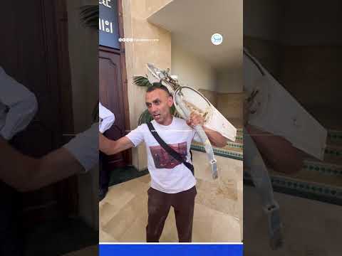 مواطن يحتج داخل مقر جماعة طنجة بسبب مشاكل الإنارة العمومية