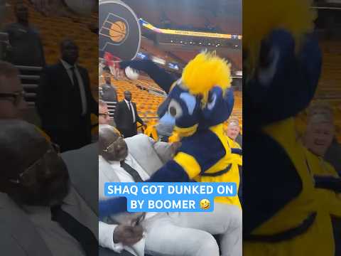 Shaq got dunked on by Indiana’s mascot, Boomer 😭