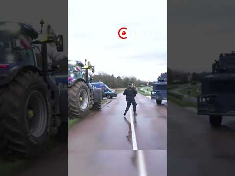 Ces tracteurs contournent les blindés de la Gendarmerie pour atteindre Paris ! Agriculteurs 2025