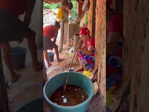 A dona Toinha ensinando a comadre a fazer sabão caseiro