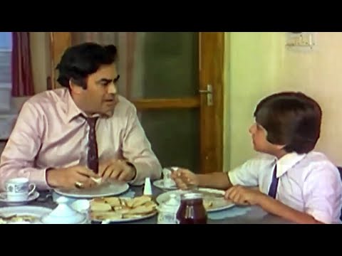 अपने बच्चे के ऑमलेट चुरा के उसके पिता खा लेता है
