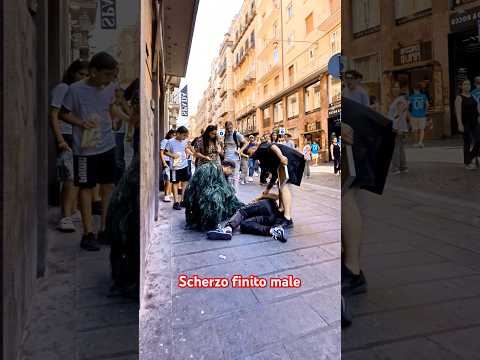 Pianta scherzo Napoli 😂#paura #humor #scherzo #bushman #bushmanprank #prank #pranks #reaction #fyp