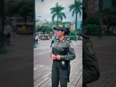 Le robó el corazón a una policía 😍 #parati