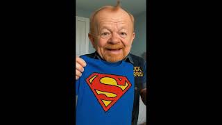 Superman hat ANGST IM DUNKELN… deshalb schläft er in Chuck Norris Pyjamas 😳