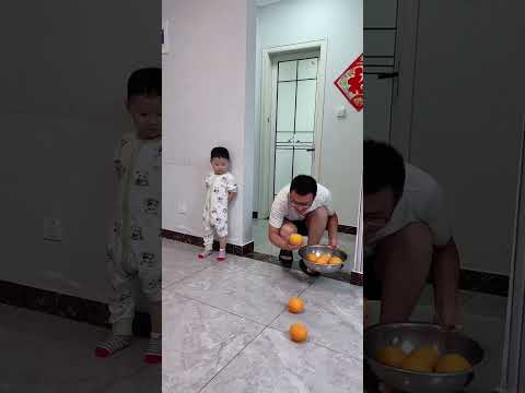 儿子拿橙子套路爸爸，为了玩手机太机智了！#baby#funny#cutebaby