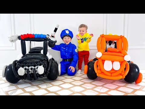 Сеня и Ники играют с игрушечной машинкой из воздушных шариков