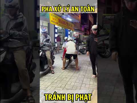 Sợ bị phạt vì chạy xe lên vỉa hè 2 anh trai khiêng xe vào tận cửa hàng luôn - #shorts