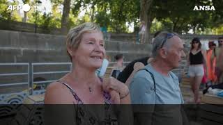 Il bagno nella Senna per combattere il caldo a Parigi