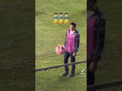 ¿Donde clavó el balón? #humor #futbol #amor #soccer