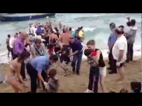 Video: 15 agosto 2013, profughi siriani sbarcano sulla spiaggia di Marzamemi