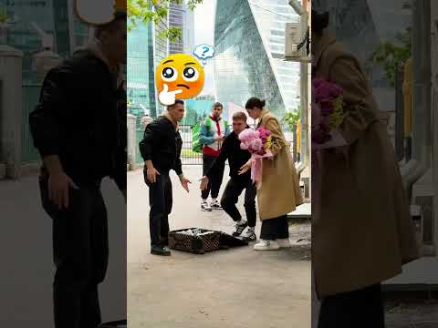 Este chico se cayó y perdió todo su dinero 💵😨