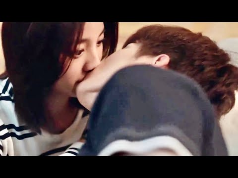 اذهبـي للنوم في السرير , والا لن اكبح نفسـي اكثر