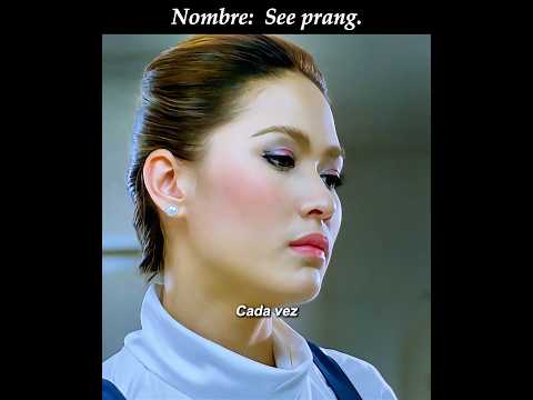 Cada vez, la azafata se quitaba los zapatos y revolvía el café con los tacones.