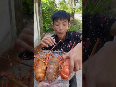 Cậu bé tốt bụng chia sẻ tôm hùm - The kind boy shares the lobster #shorts