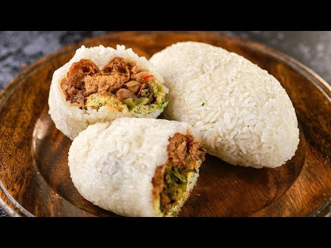 【1mintips】飯糰要好吃，捏功很重要。把材料均勻紮實捏入米粒。每吃一口，又有米香，又有內餡！！