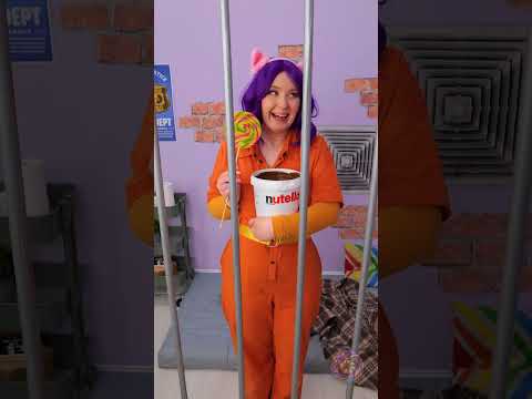 اغمس المصاصة العملاقة في دلو من نوتيلا 😋🍭