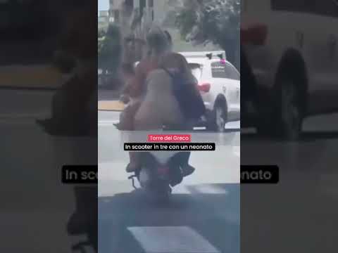Succede a Torre del Greco , sullo scooter con un neonato baby #scooter #torredelgreco #napoòi