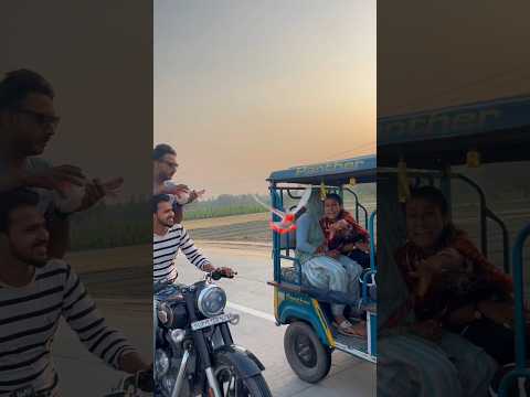 kabutar ko dekh kar bahut khush ho gai ladkiyan??#public #reaction #kabootarlovers #कबूतर #r15v3