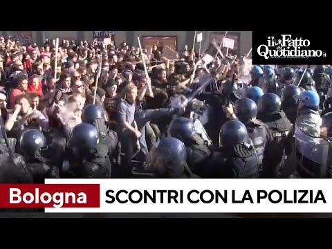 Scontri tra antagonisti e polizia a Bologna
