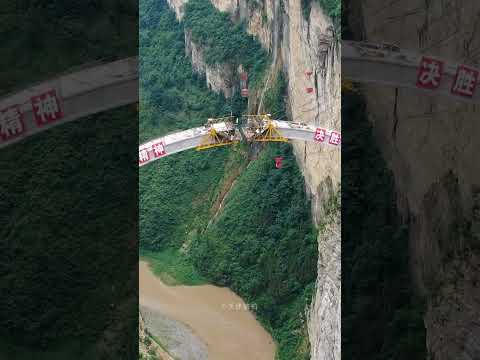 云南与四川交界的峡谷大桥，工人们在百米高空作业，看得我热血沸腾