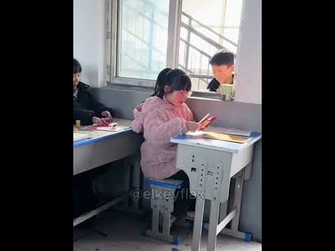 La inesperada travesura de este niño hizo llorar a su maestra... #shorts