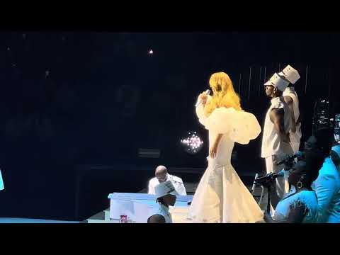 Mariah Carey - Sugar Plum Fairy / Hark! The Herald Angels Sing / Gloria (Live) Atlanta 2024