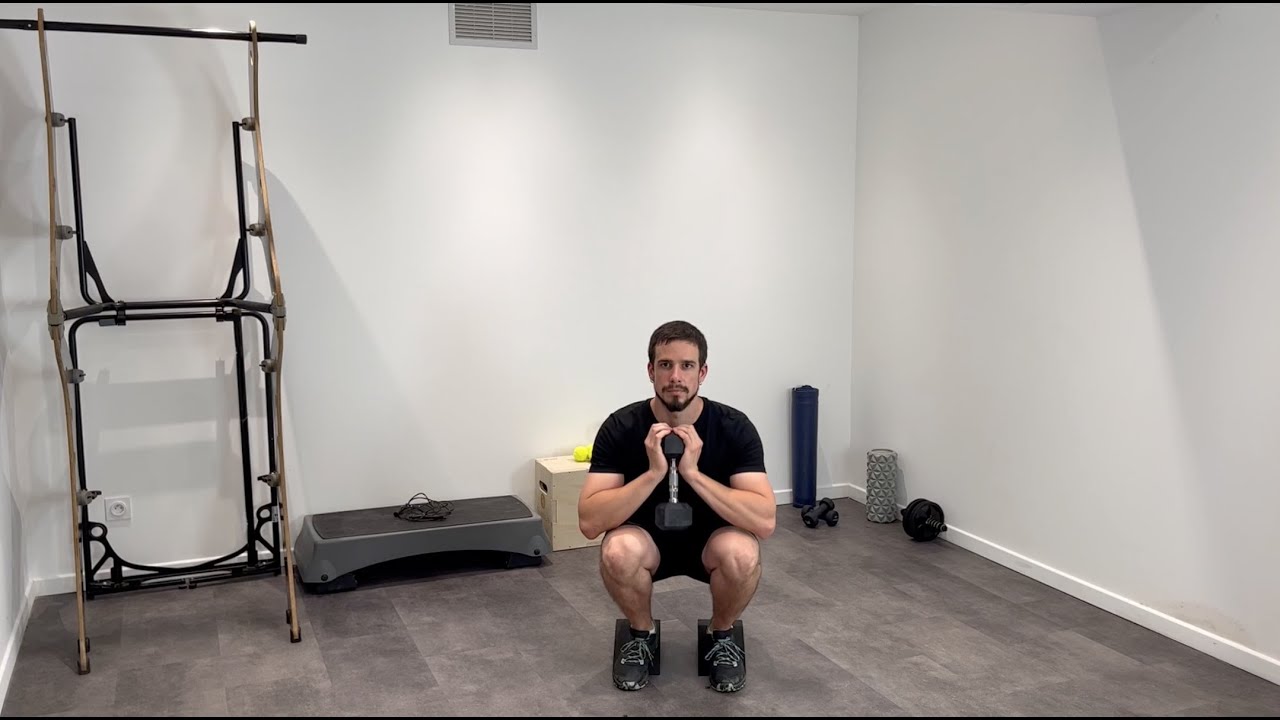 Goblet squat serré talons surélevées avec haltère