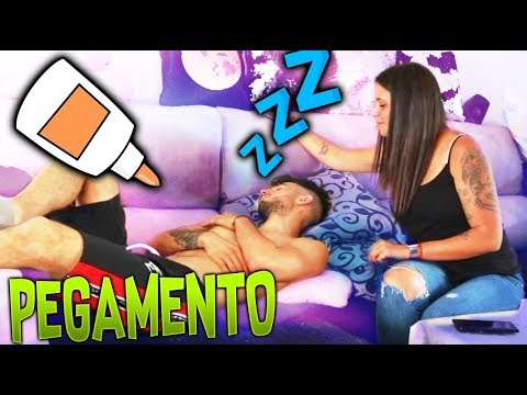 LE ECHO PEGAMENTO EN EL PELO A MAKIMAN MIENTRAS DUERME