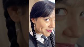Jenna Ortega 27 saniyede Wednesday’e dönüşüyor. 🖤