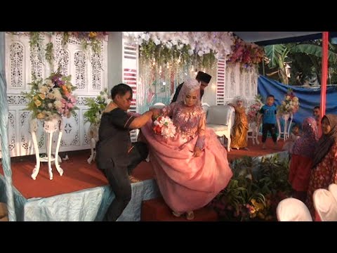 Pengantin Turun dari Pelaminan