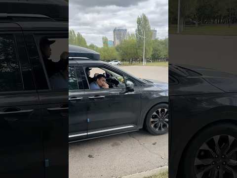 ЖЕКА КУШАЕТ БУРГЕР