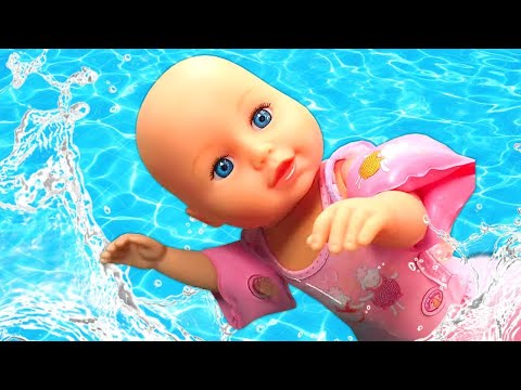 La muñeca Baby Born Annabelle aprende a nadar en la piscina. Juegos con muñecas