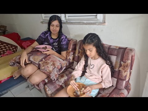 Sextou não teve aula para as meninas hoje está friozinho no ceará hoje Eduarda não gostou do bolo