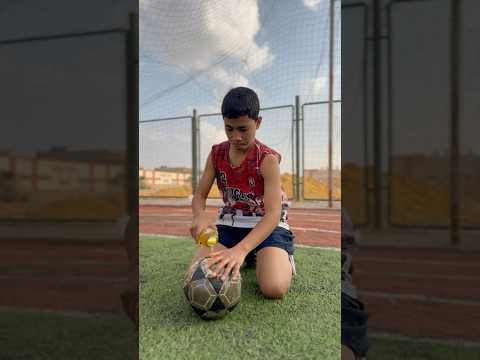 حط زيت على الكوره علشان صحبه يخسر 😱😱
