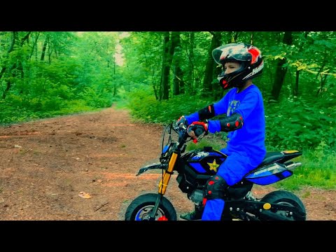 Aventura en Moto de Den en el Bosque! | La Moto a batería para Niños!