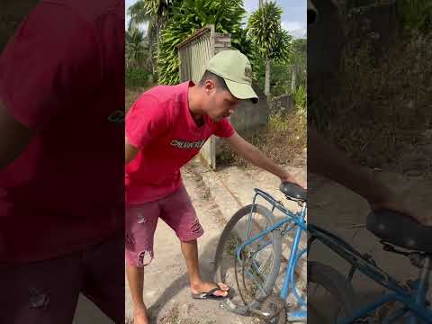 Jogou a bicicleta no chão e tirou a corrente, ele está certo ?