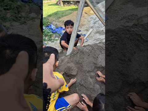 di omelin uwa si Adam dan kawan2 main pasir  #trendingshorts