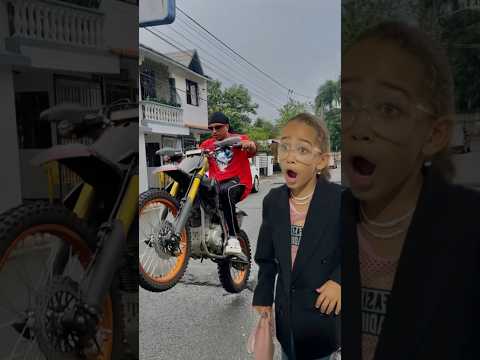 Por no montarla en el moto cross🛵  🤣 #humor #graciosa #comedia