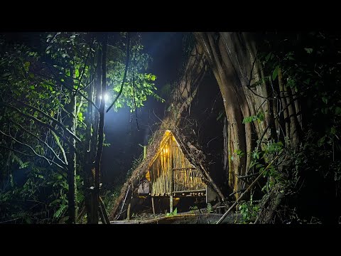 camping hujan deras siang malam / tidur di pondok atap ranting dan daun mati di bawah pohon beringin