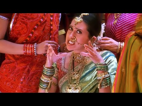 America से यहाँ गांव में साड़ी पहना के घूमाने लाए हो ? - Karishma Kapoor जबरदस्त सीन