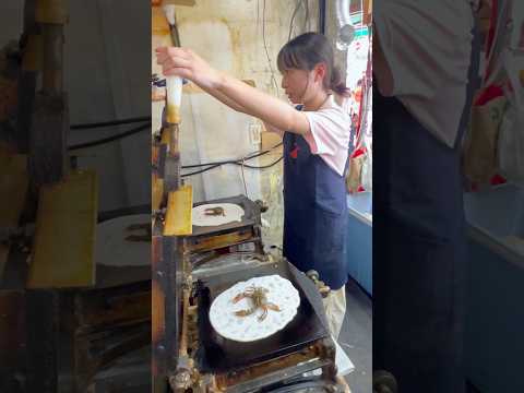 孫娘が作るカニせんべい 🦀 Beautiful Crab Rice Cracker Master