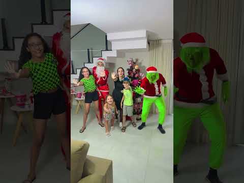 Wandinha, Papai Noel e o Grinch dançam com as crianças